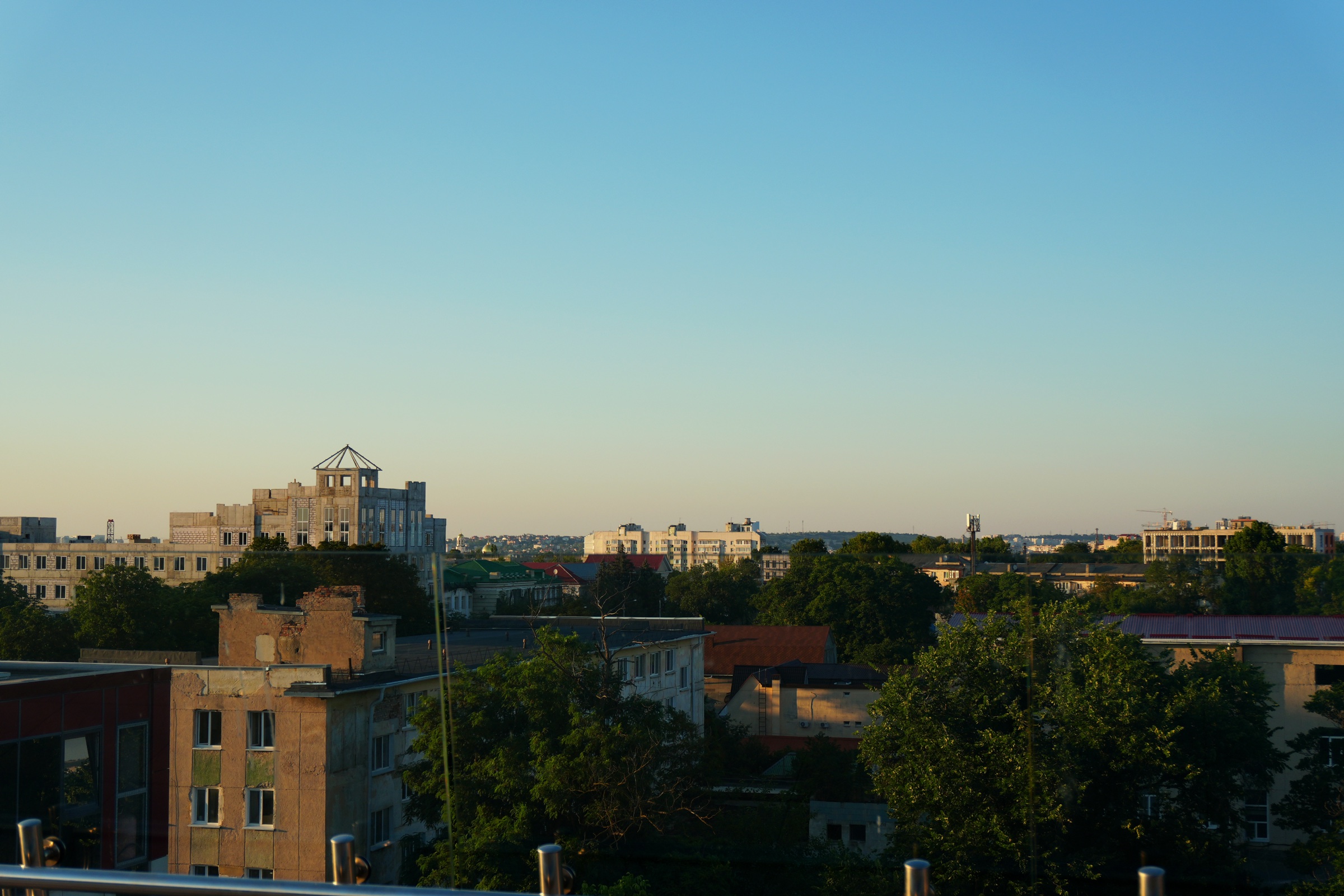 Городской горизонт Симферополя с панорамной крыши